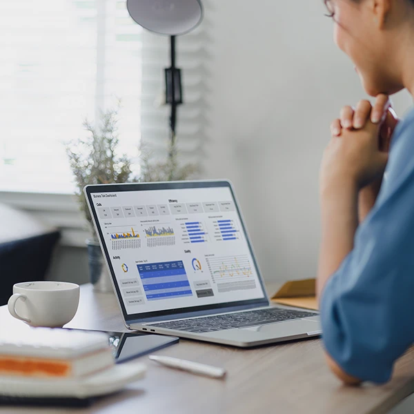 Une femme travaillant sur une newsletter